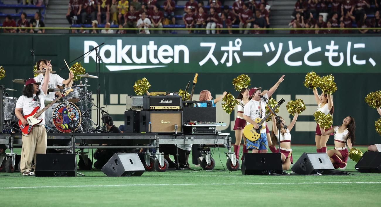 ライブで盛り上げるサンボマスター（撮影・丹羽敏通）