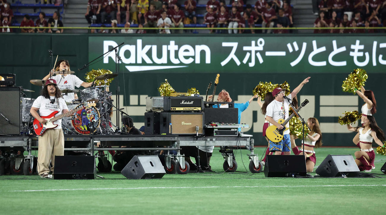 ライブで盛り上げるサンボマスター（撮影・丹羽敏通）