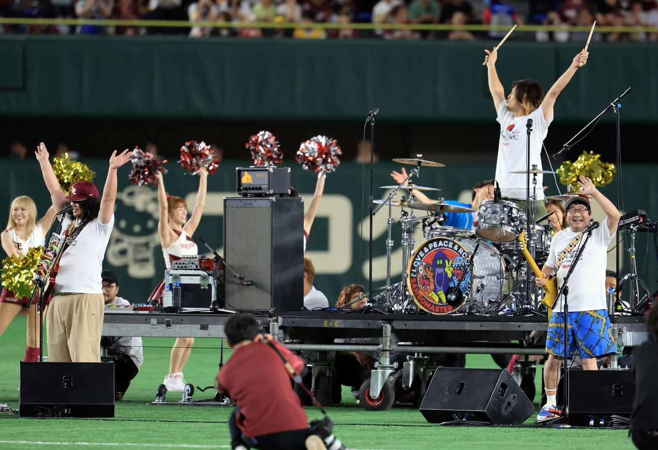 楽天対ソフトバンク　試合前イベントで、楽天グループのチアガールのダンスの中、熱の入ったライブを披露するサンボマスター（撮影・浅見桂子）
