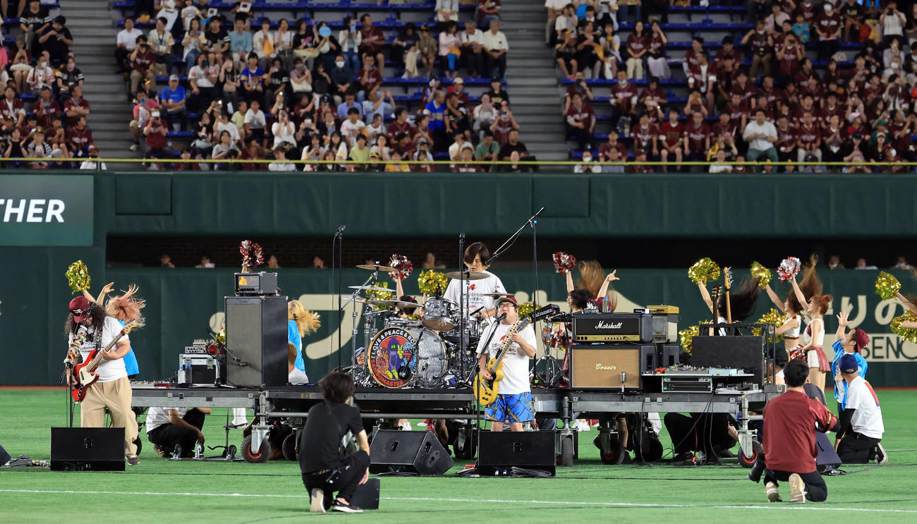 楽天対ソフトバンク　試合前イベントで、楽天グループのチアガールのダンスの中、熱の入ったライブを披露するサンボマスター（撮影・浅見桂子）