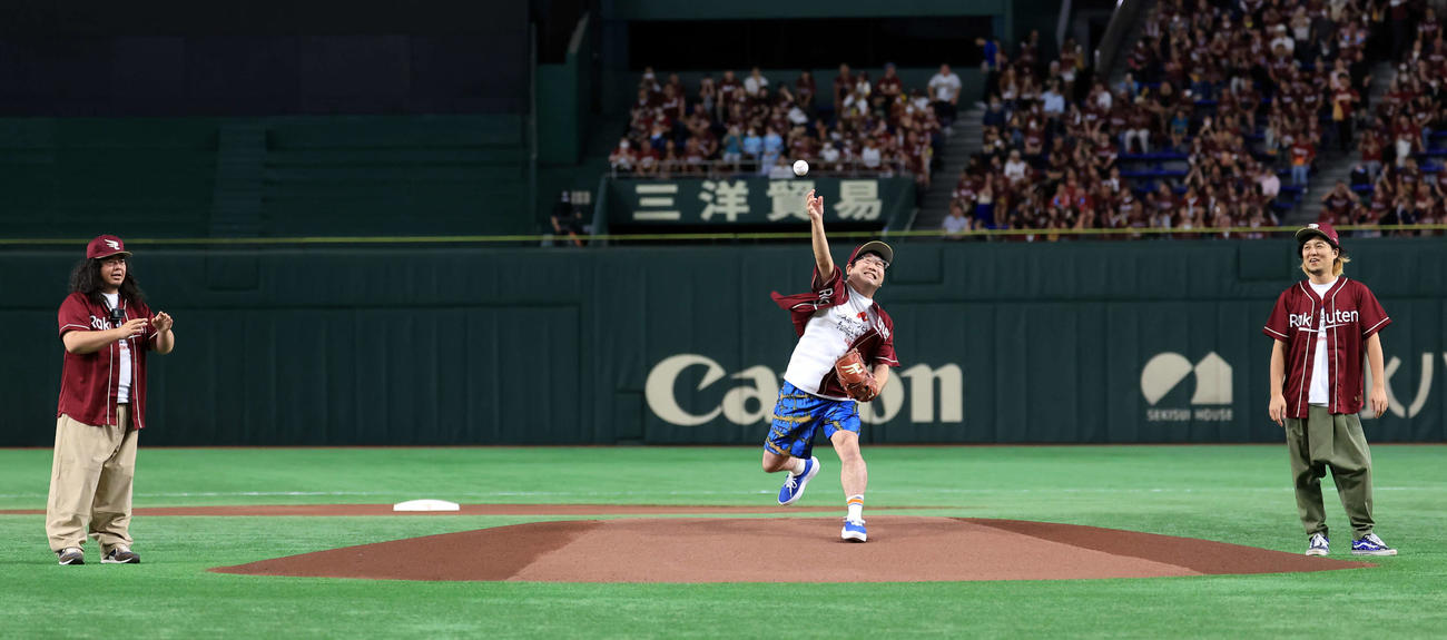 楽天対ソフトバンク　セレモニアルピッチで投げるサンボマスターの山口隆（中央）（撮影・浅見桂子）