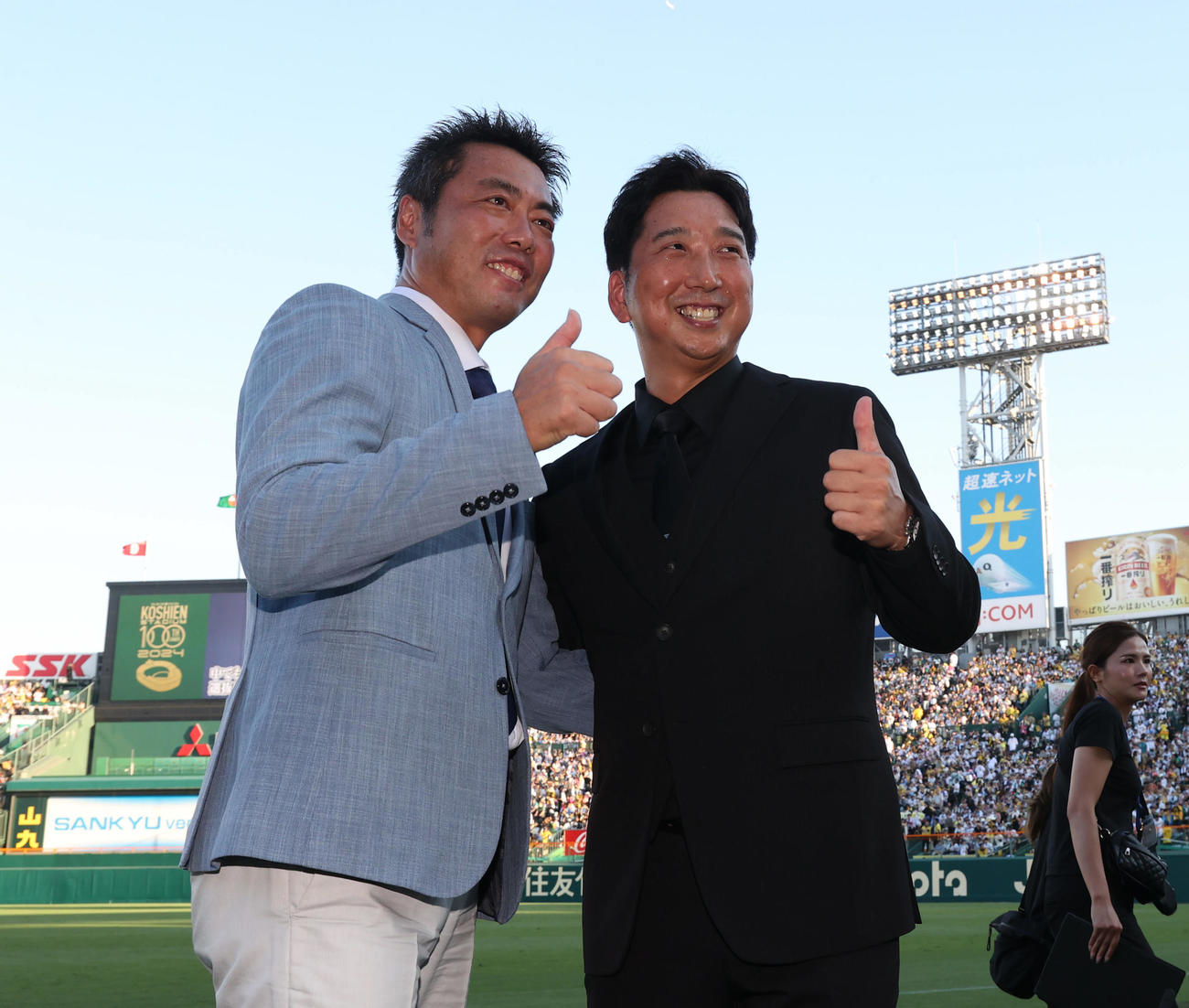 阪神対巨人　100周年セレモニーを写真に納まる巨人OBの上原浩治氏（左）と阪神OBの藤川球児氏