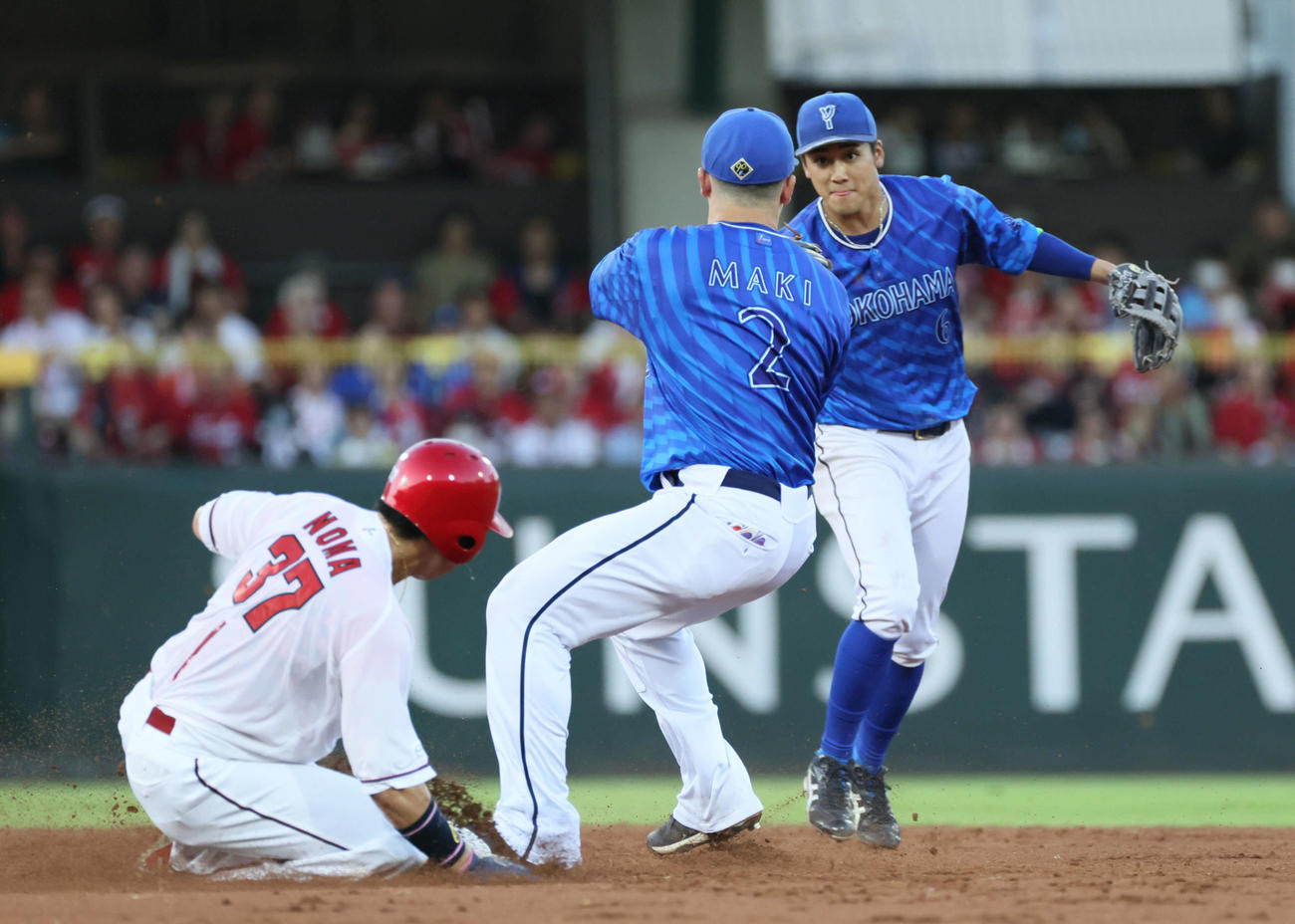 広島対DeNA 3回裏広島2死満塁、中村貴は遊ゴロも、森敬（右）の野選で広島が先制。（左）は野間。中央は牧（撮影・加藤孝規）