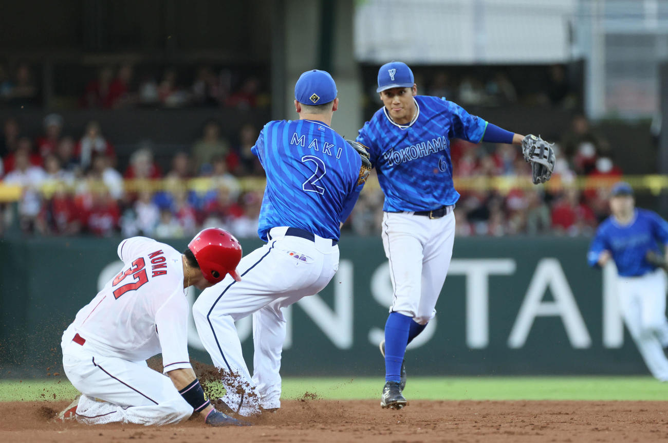 広島対DeNA 3回裏広島2死満塁、中村貴は遊ゴロも、森敬（右）の野選で広島が先制。（左）は野間。中央は牧（撮影・加藤孝規）