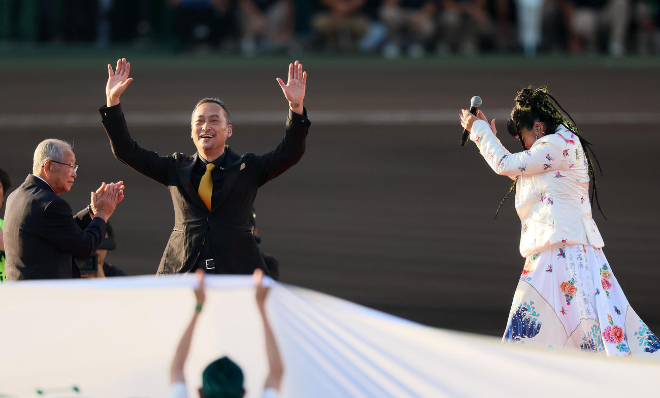 阪神対巨人　AI（右）が渡辺謙と紹介するところをまさかの勘違い！？。左は日刊スポーツ評論家の吉田義男氏（撮影・加藤哉）