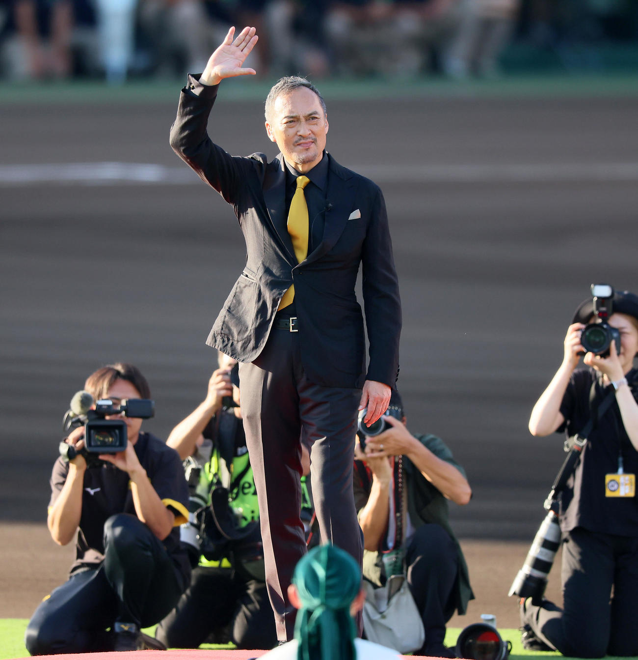 阪神対巨人　甲子園球場開場100周年記念セレモニーに登場した俳優の渡辺謙（撮影・加藤哉）