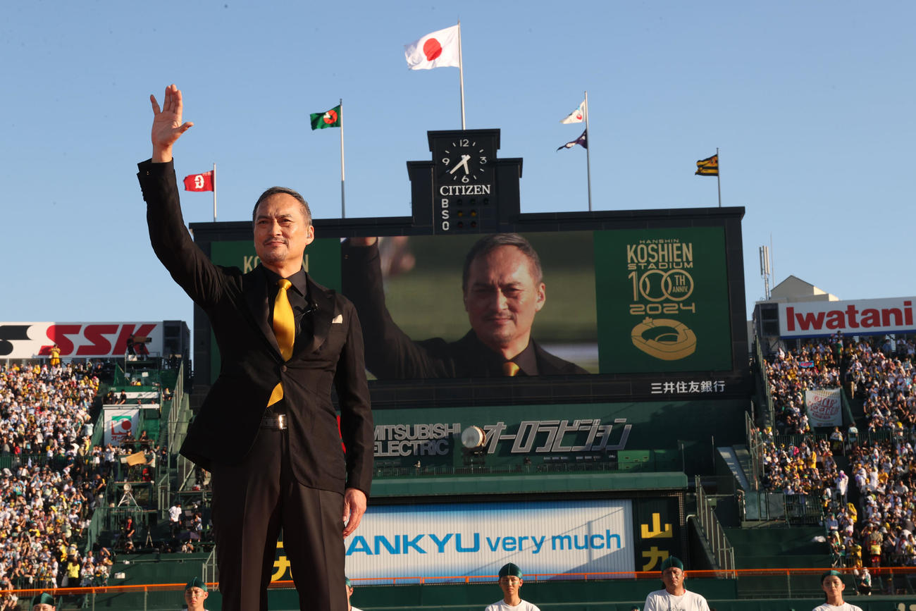 阪神対巨人　100周年セレモニーでプレゼンテーターを務めた俳優の渡辺謙