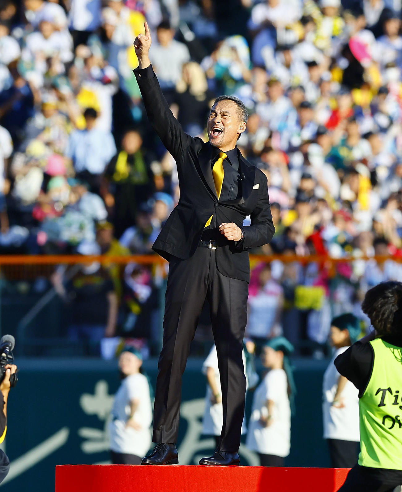 阪神対巨人　100周年セレモニーで気勢を上げる俳優の渡辺謙（撮影・藤尾明華）