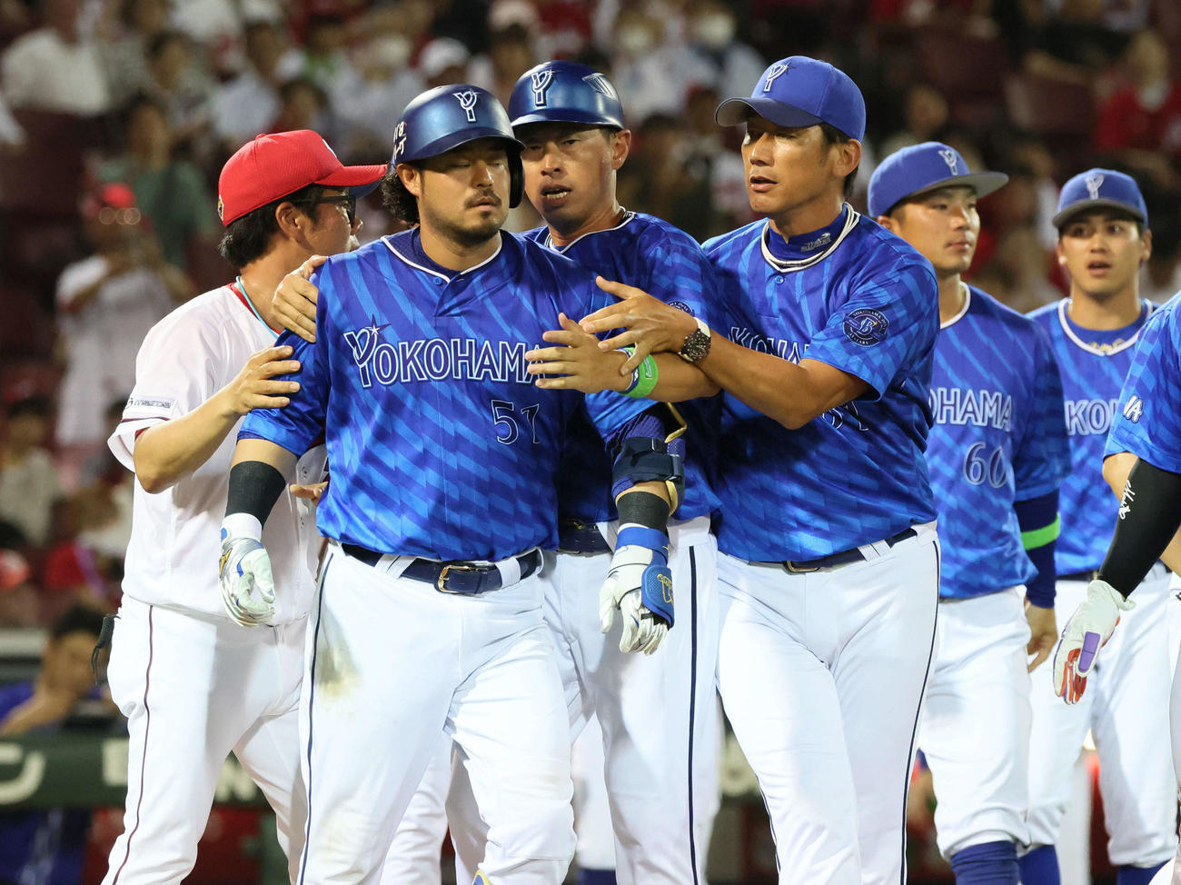 広島対DeNA 6回表DeNA無死二塁、宮崎（左から2人目）は死球に激怒。三浦監督（右から3人目）も止めに入る（撮影・加藤孝規）