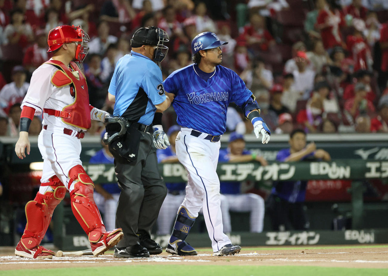 広島対DeNA 6回表DeNA無死二塁、宮崎は死球に激怒（撮影・加藤孝規）