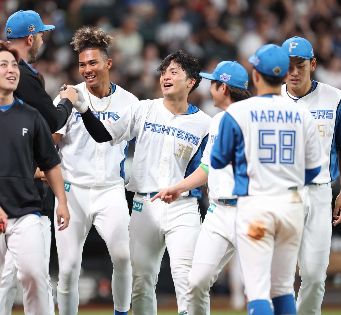 日本ハム対オリックス　9回裏日本ハム1死、サヨナラ本塁打を放った郡司（中央）はナインに祝福される（撮影・黒川智章）