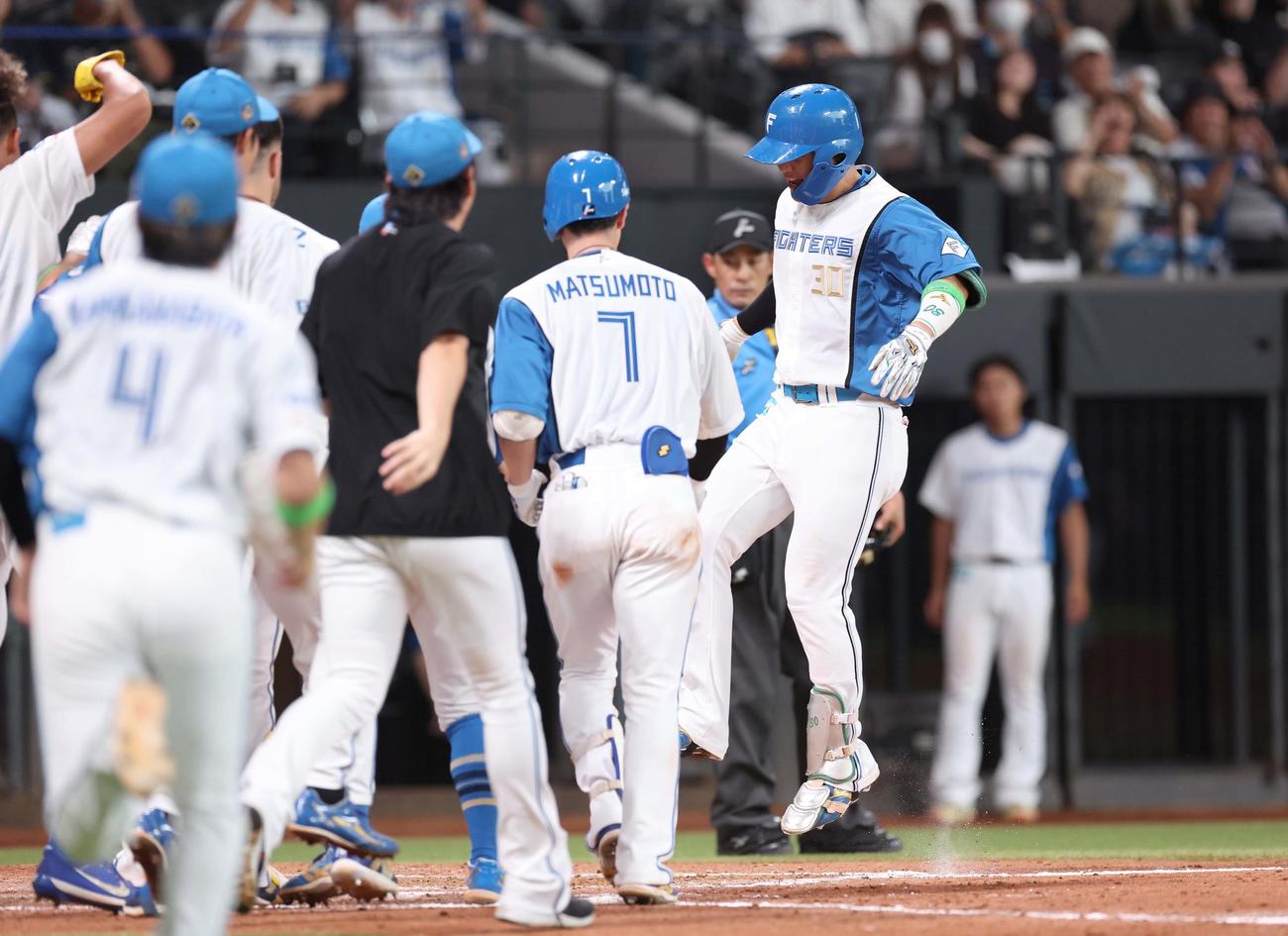 日本ハム対オリックス　9回裏日本ハム1死、左中間にサヨナラ本塁打を放った郡司はナインの待つ本塁に生還する（撮影・黒川智章）