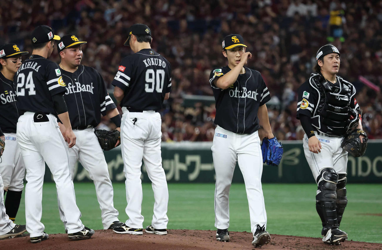 楽天対ソフトバンク　4回裏楽天2死満塁、小久保監督（中央）から交代を告げられて降板する先発大山（右から2人目）（撮影・丹羽敏通）