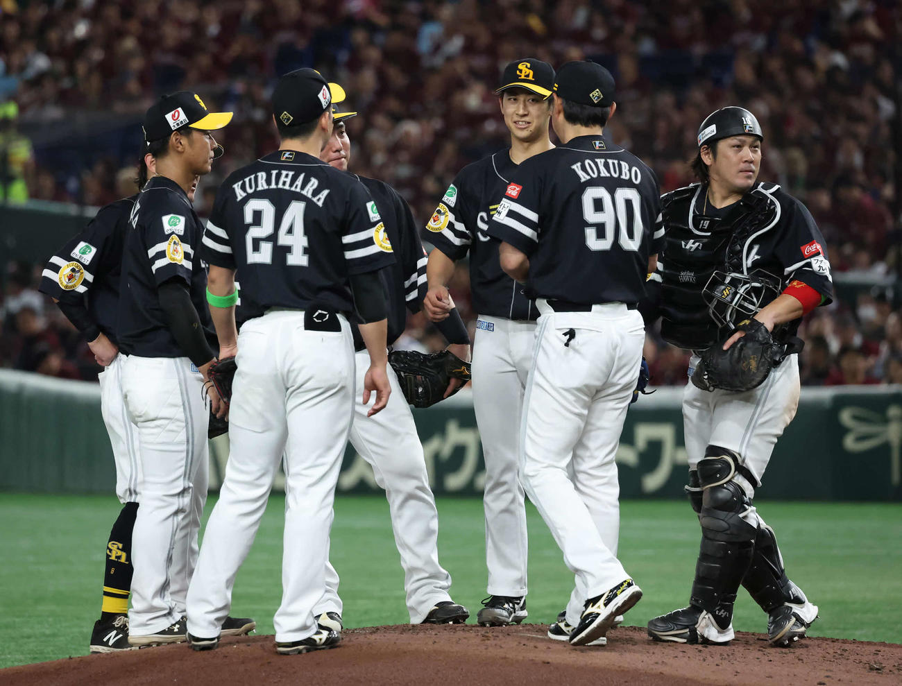楽天対ソフトバンク　4回裏楽天2死満塁、小久保監督から交代を告げられた先発大山（中央）（撮影・丹羽敏通）