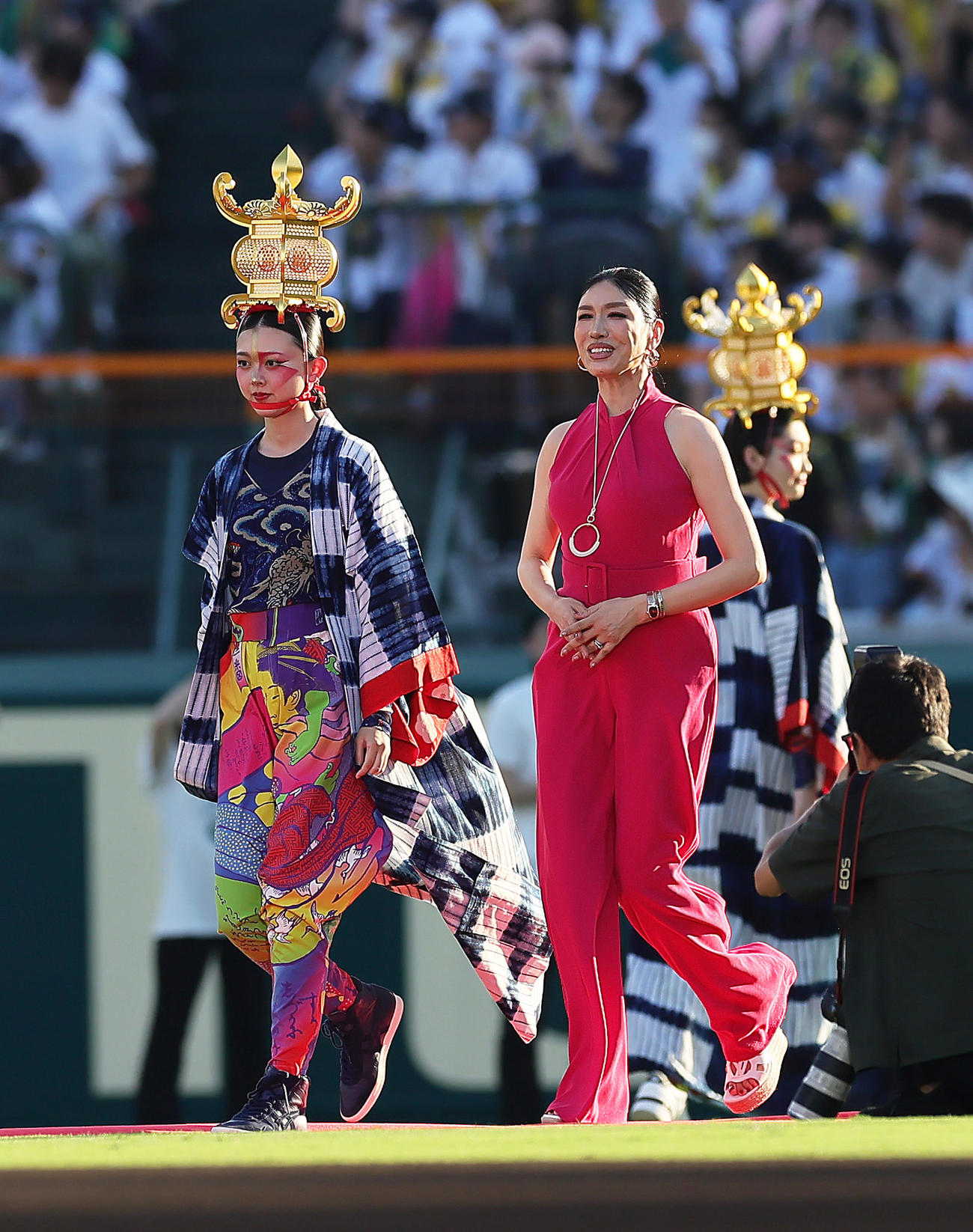甲子園開場100周年記念式典に出席したアンミカ（撮影・足立雅史）