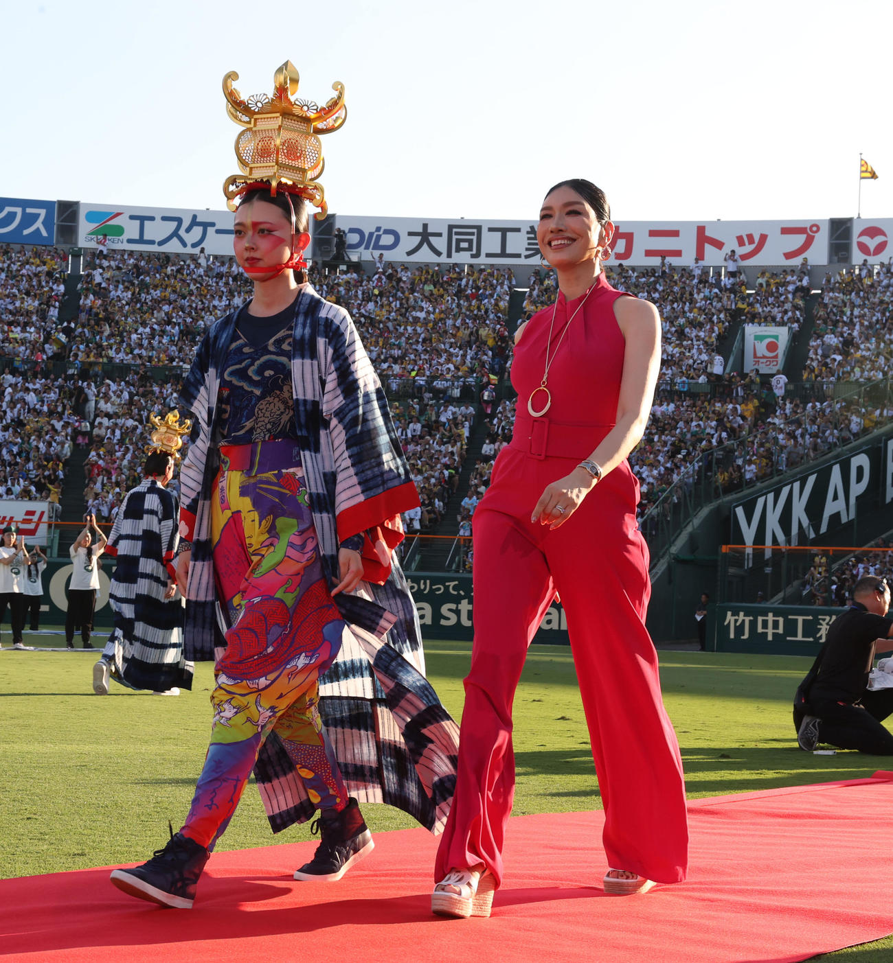 阪神対巨人　100周年セレモニーに出席したタレントでモデルのアンミカ