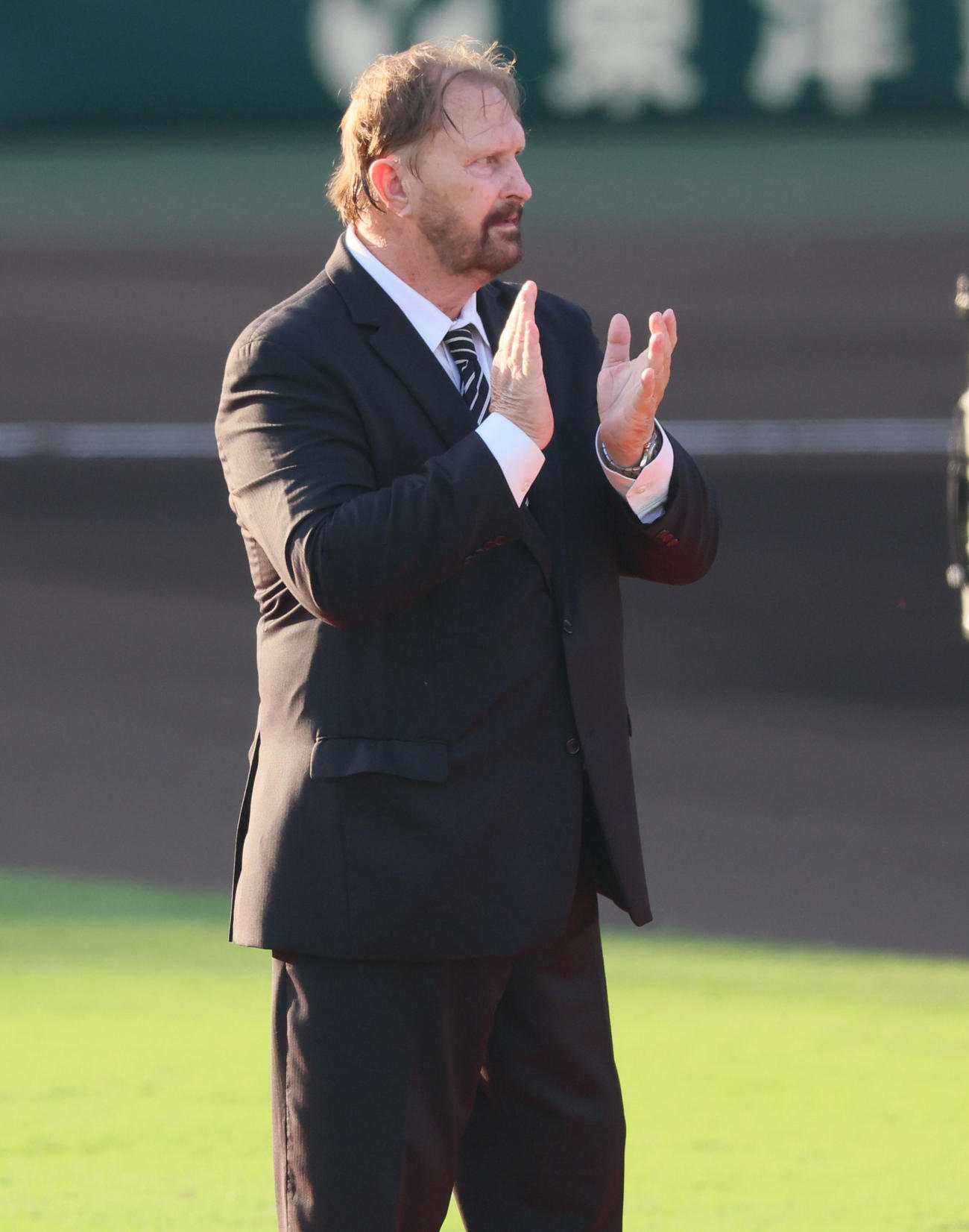 阪神対巨人　甲子園球場開場100周年セレモニーに参加するバース氏（撮影・加藤哉）