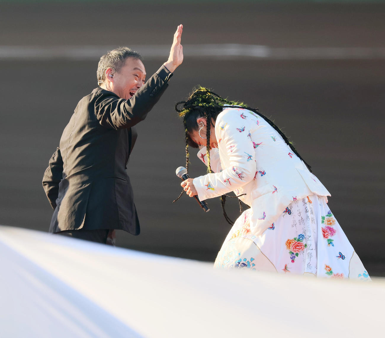 阪神対巨人　渡辺謙（左）と紹介するところをまさかの勘違い！？で間違い、ツッコミを入れられるAI（撮影・加藤哉）