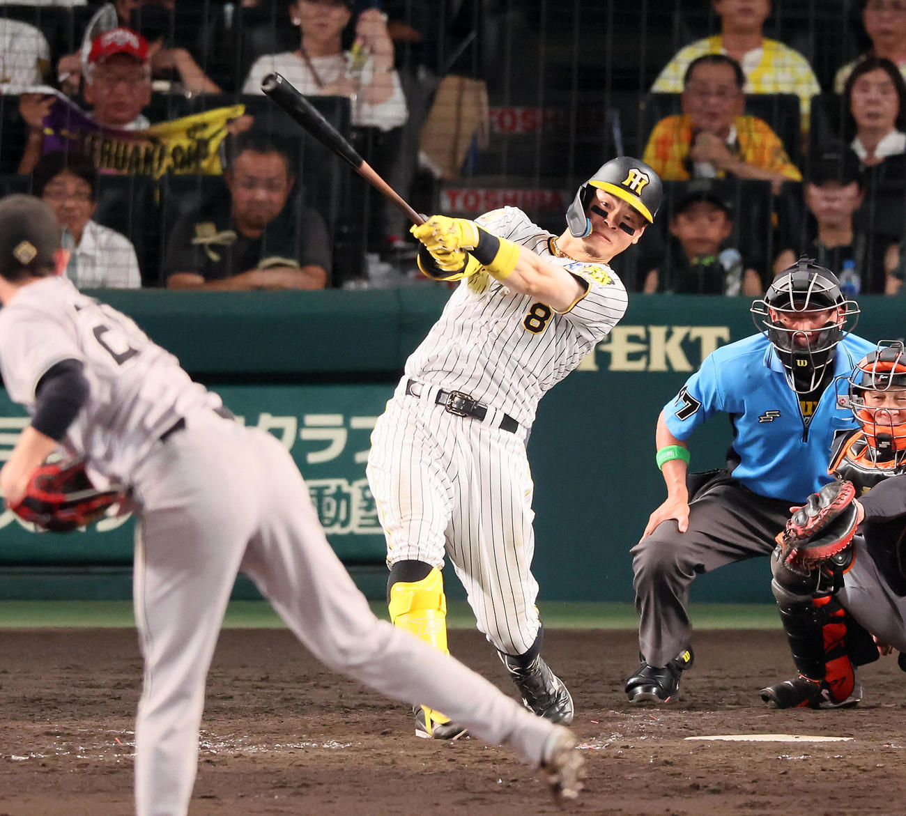 阪神対巨人　5回裏阪神2死、佐藤輝明は右前打を放つ。投手戸郷（撮影・加藤哉）