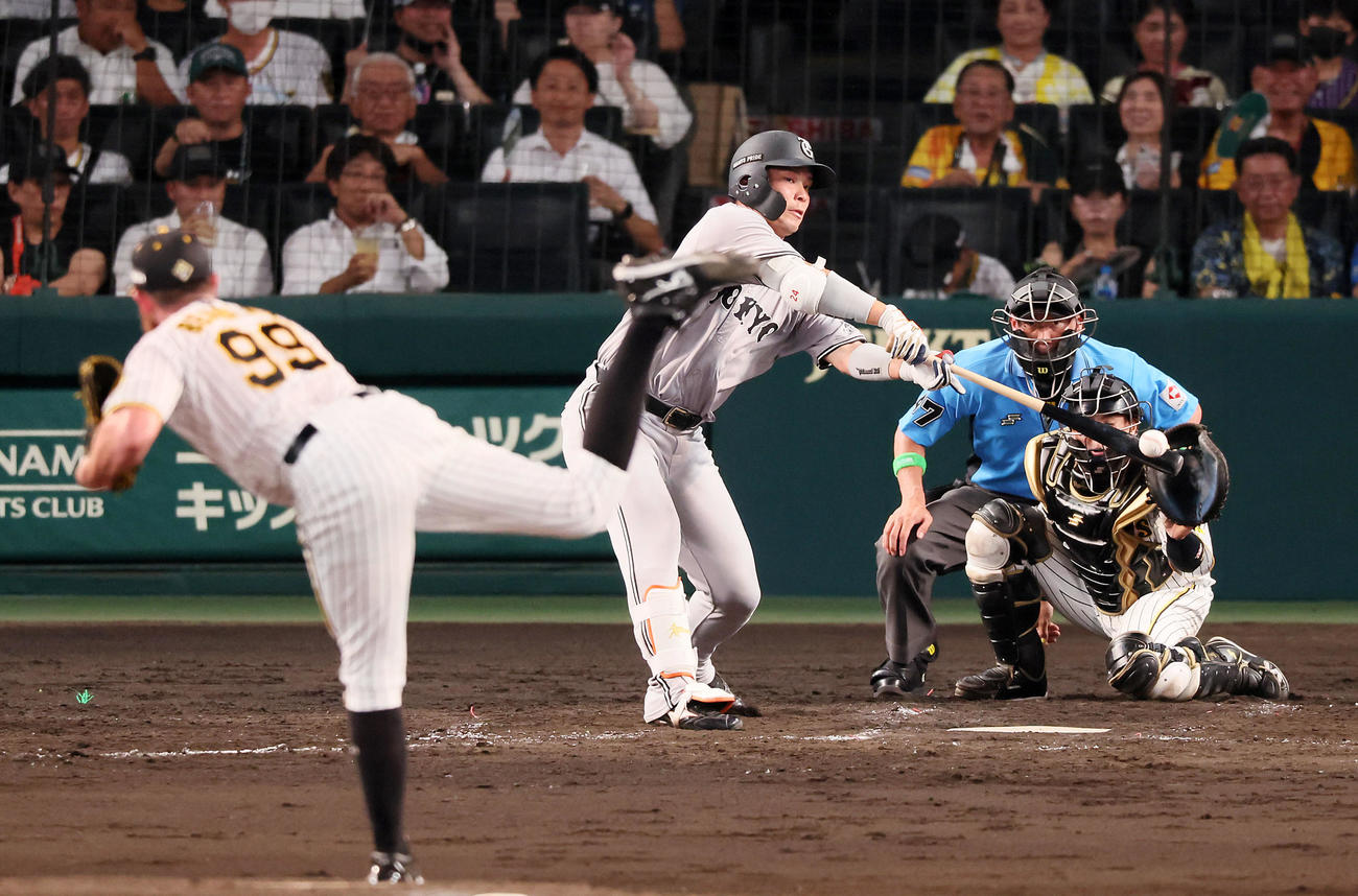阪神対巨人　5回表巨人1死、大城卓は左前打を放つ。投手ビーズリー（撮影・加藤哉）