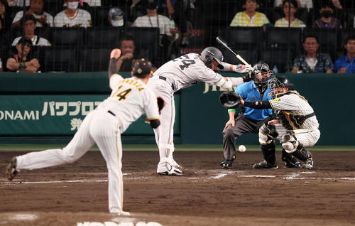 巨人】大城卓三が右脇腹付近に死球、阪神岩貞祐太の149キロ直球直撃