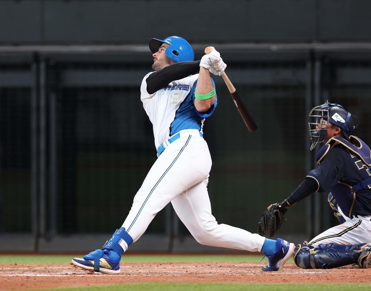 日本ハム対オリックス　5回裏日本ハム1死一塁、右中間に2点本塁打を放つマルティネス（撮影・黒川智章）
