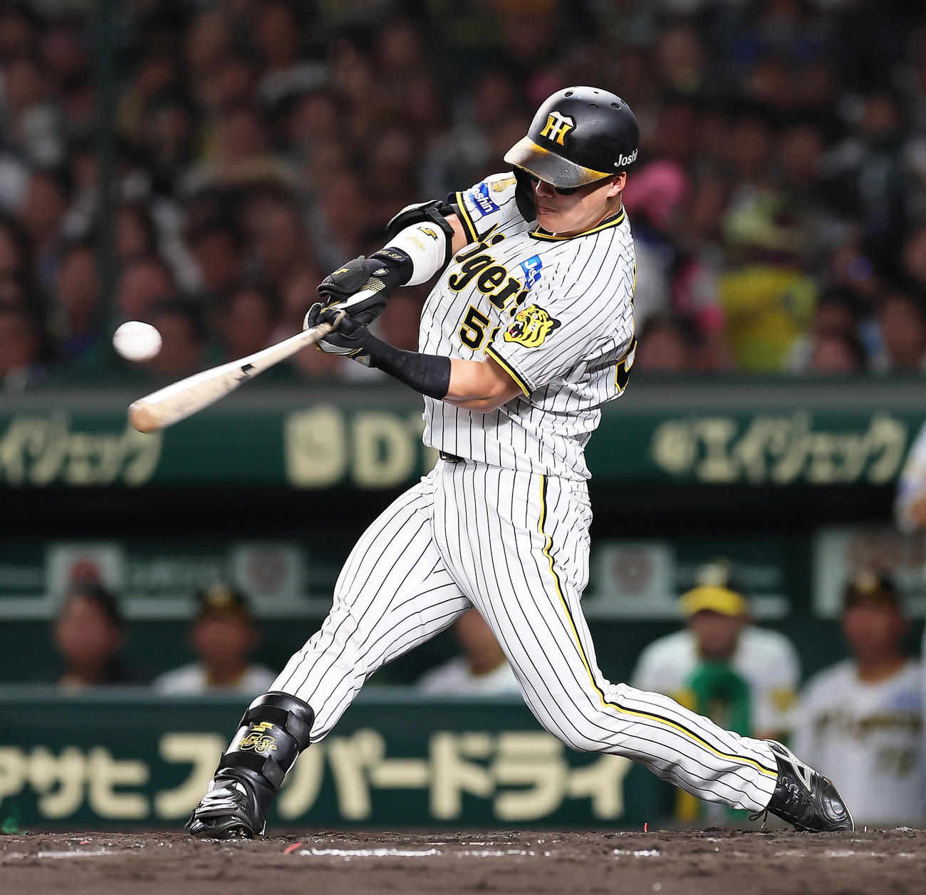 阪神対巨人　5回裏阪神2死一、二塁、前川は右前適時打を放つ（撮影・足立雅史）