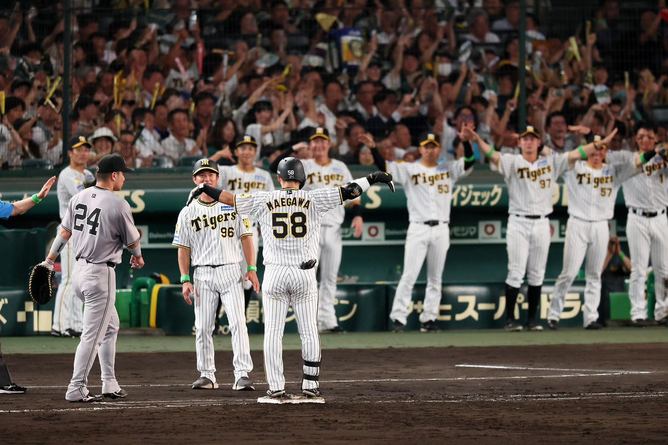 阪神対巨人　5回裏阪神2死一、二塁、前川は右適時打を放ちベンチへ向かってポーズを決める（撮影・加藤哉）