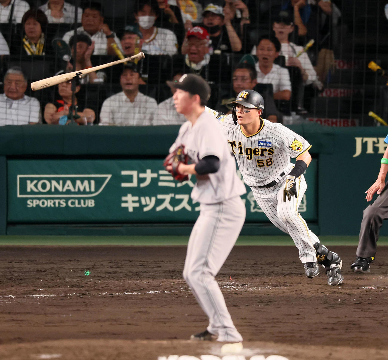阪神対巨人　5回裏阪神2死一、二塁、前川は右前に2点適時打を放つ。投手戸郷（撮影・加藤哉）