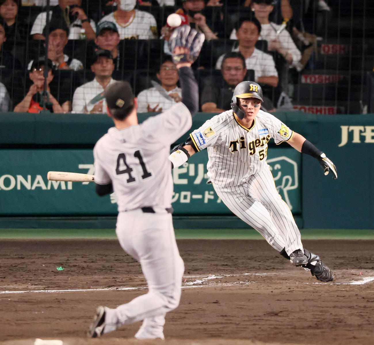 阪神対巨人　6回裏阪神2死一、三塁、前川は中適時打を放つ。投手中川（撮影・加藤哉）