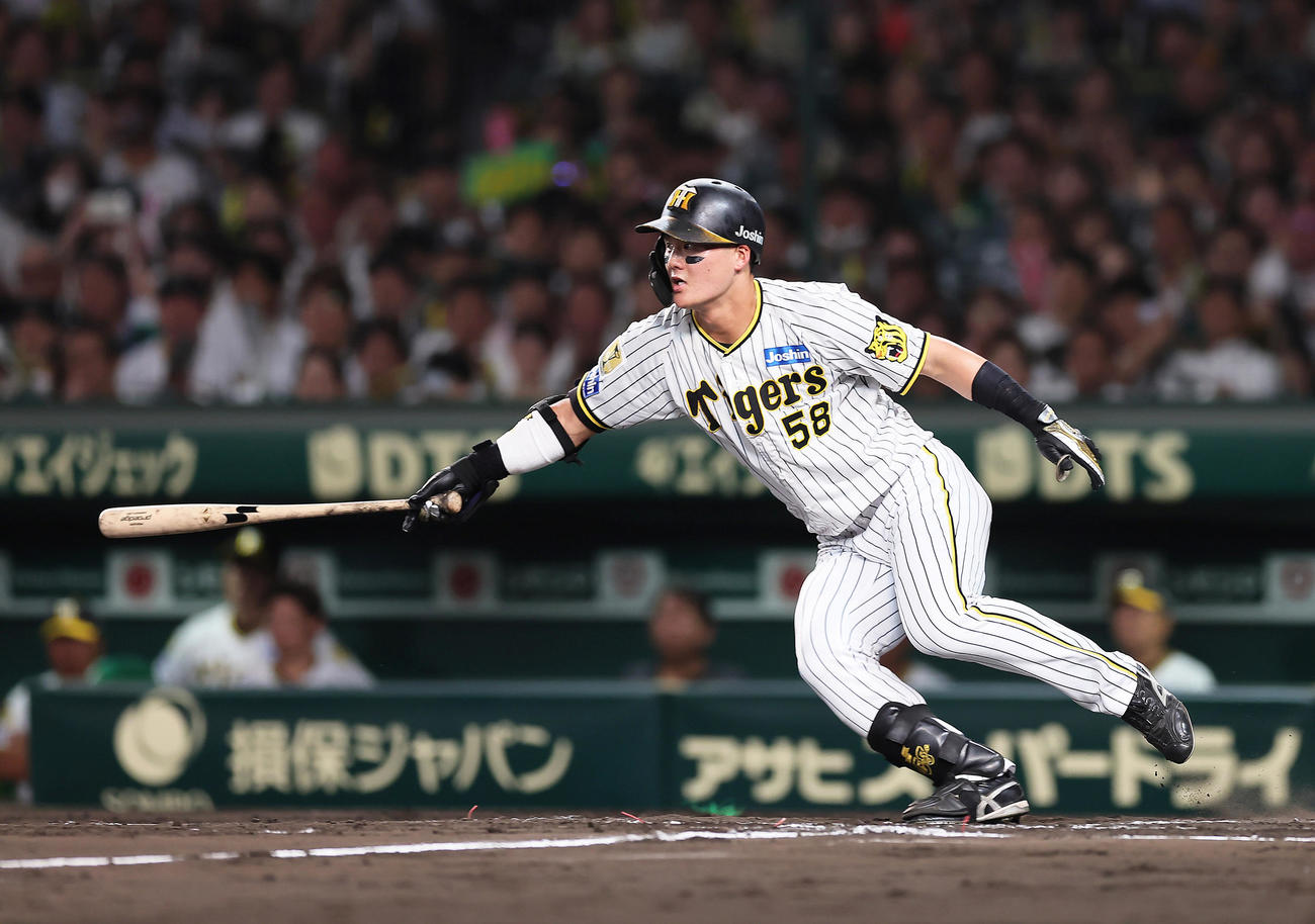 阪神対巨人　6回裏阪神2死一、三塁、前川は中前適時打を放つ（撮影・足立雅史）
