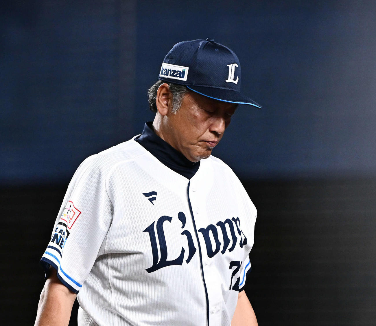 ロッテ対西武　交代を告げ引き揚げる西武渡辺GM兼監督代行（撮影・滝沢徹郎）
