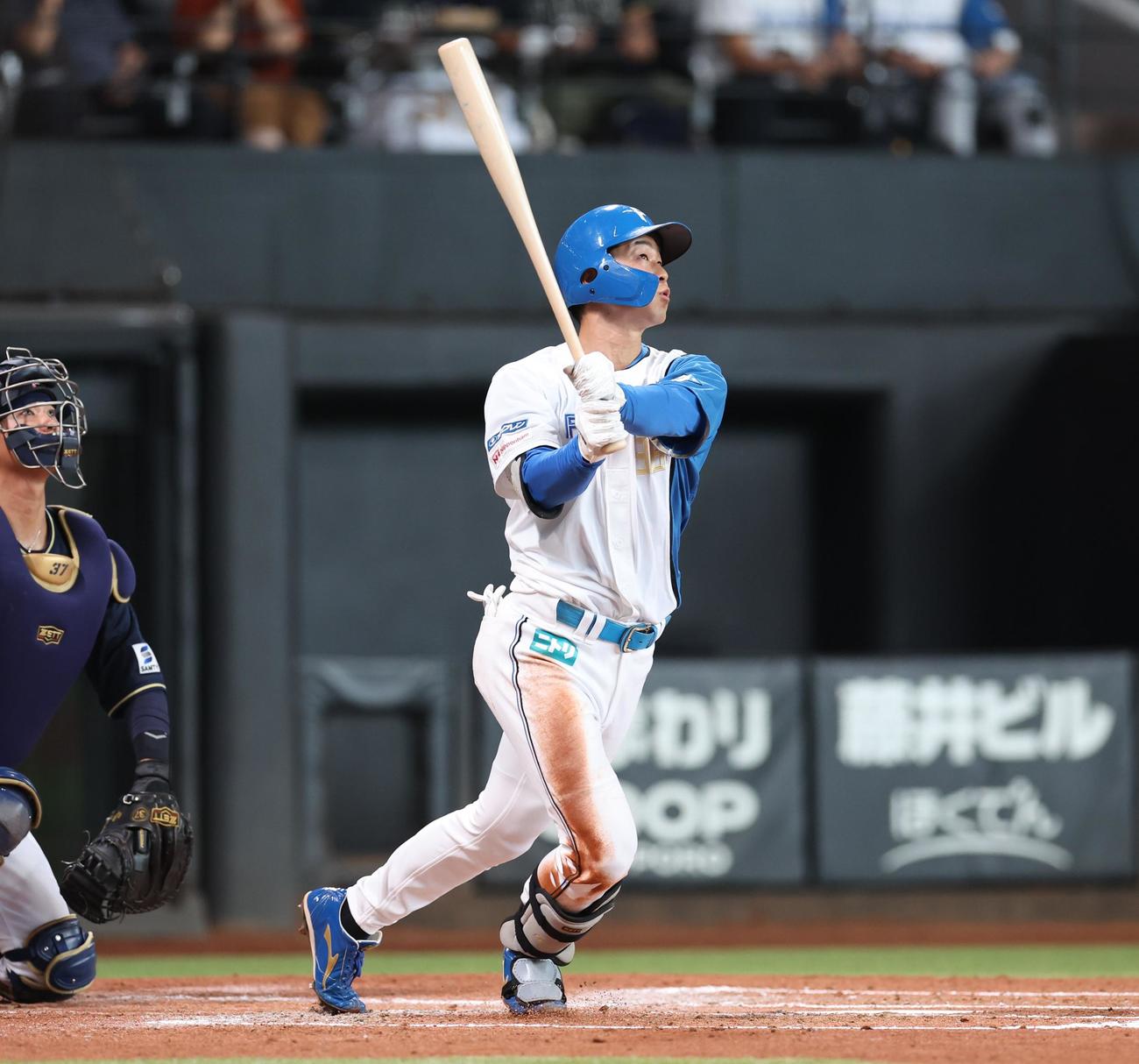 日本ハム対オリックス　2回裏日本ハム無死、右越え本塁打を放つ石井（撮影・黒川智章）