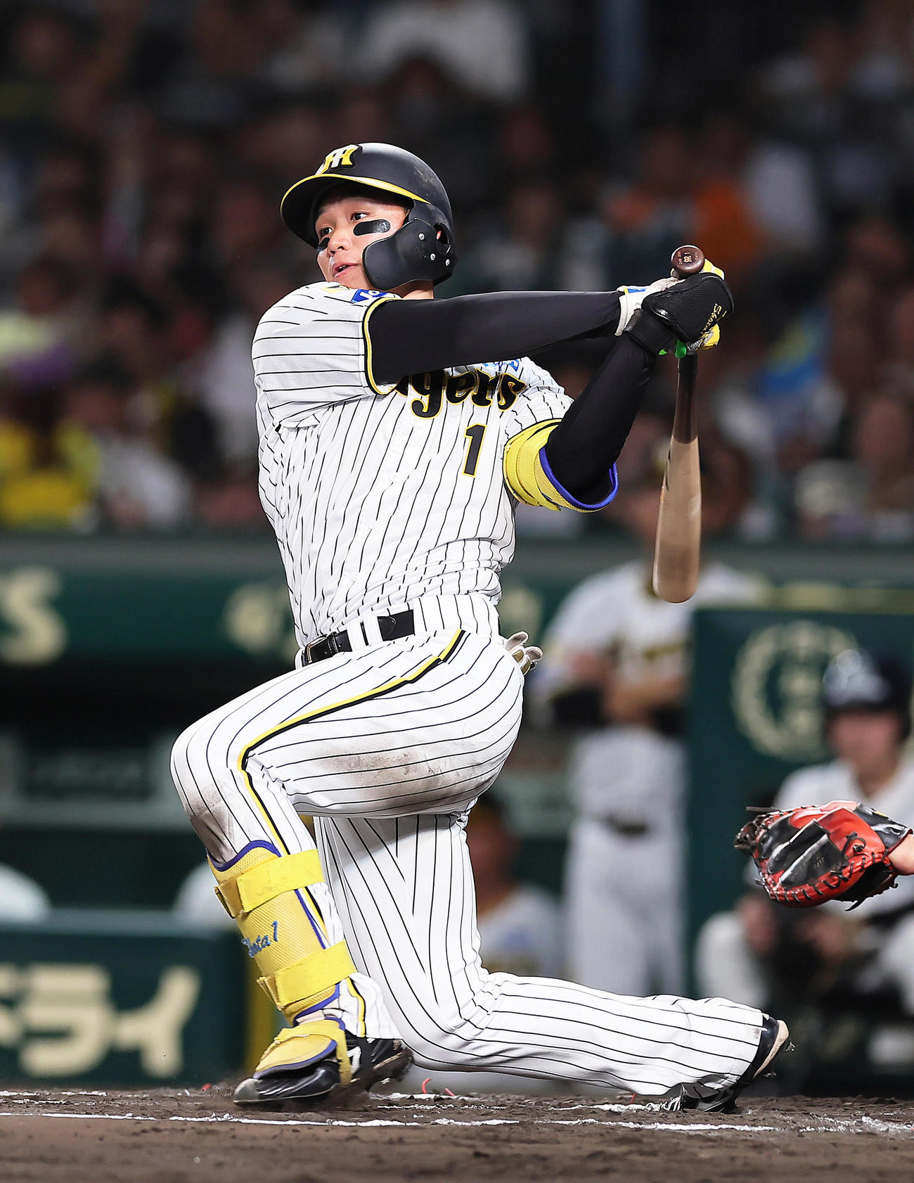 阪神対巨人　6回裏阪神1死二塁、森下は左前適時打を放つ（撮影・足立雅史）