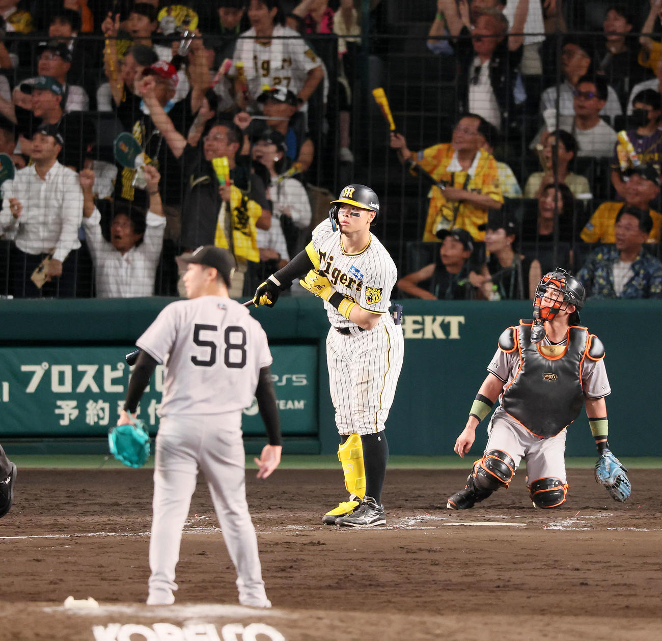 阪神対巨人　8回裏阪神1死、佐藤輝は右越えソロ本塁打を放つ。投手船迫（撮影・加藤哉）