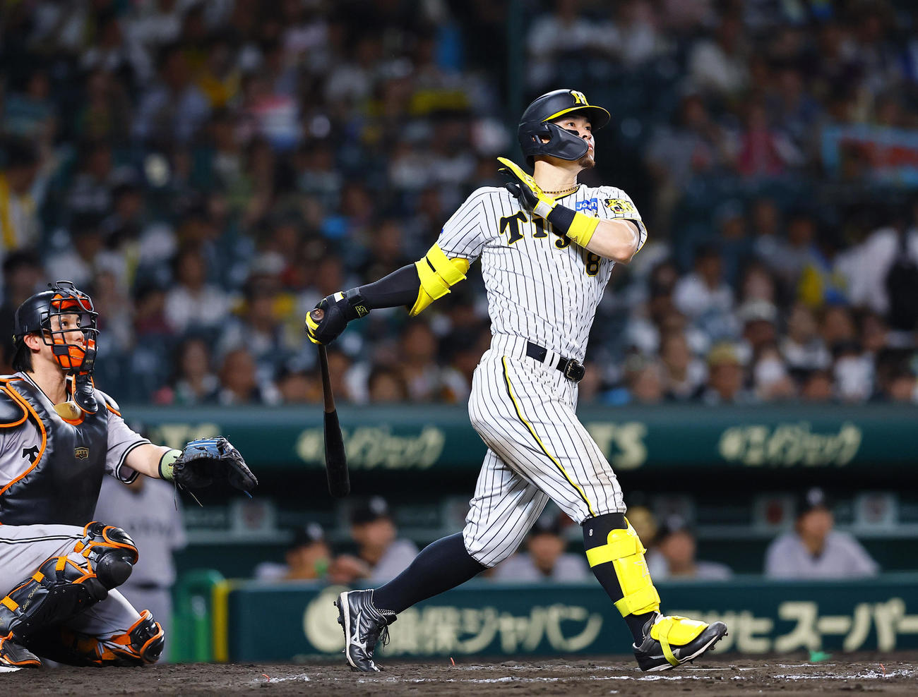 阪神対巨人　8回裏阪神1死、佐藤輝は右越え本塁打を放つ（撮影・藤尾明華）