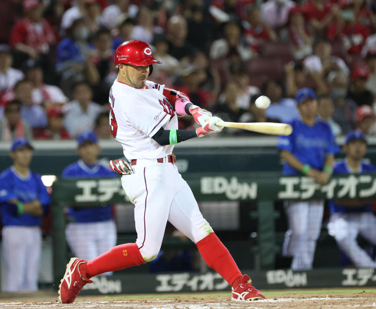 広島対DeNA 8回裏広島2死一、二塁、菊池は勝ち越しの左適時打を放つ（撮影・加藤孝規）