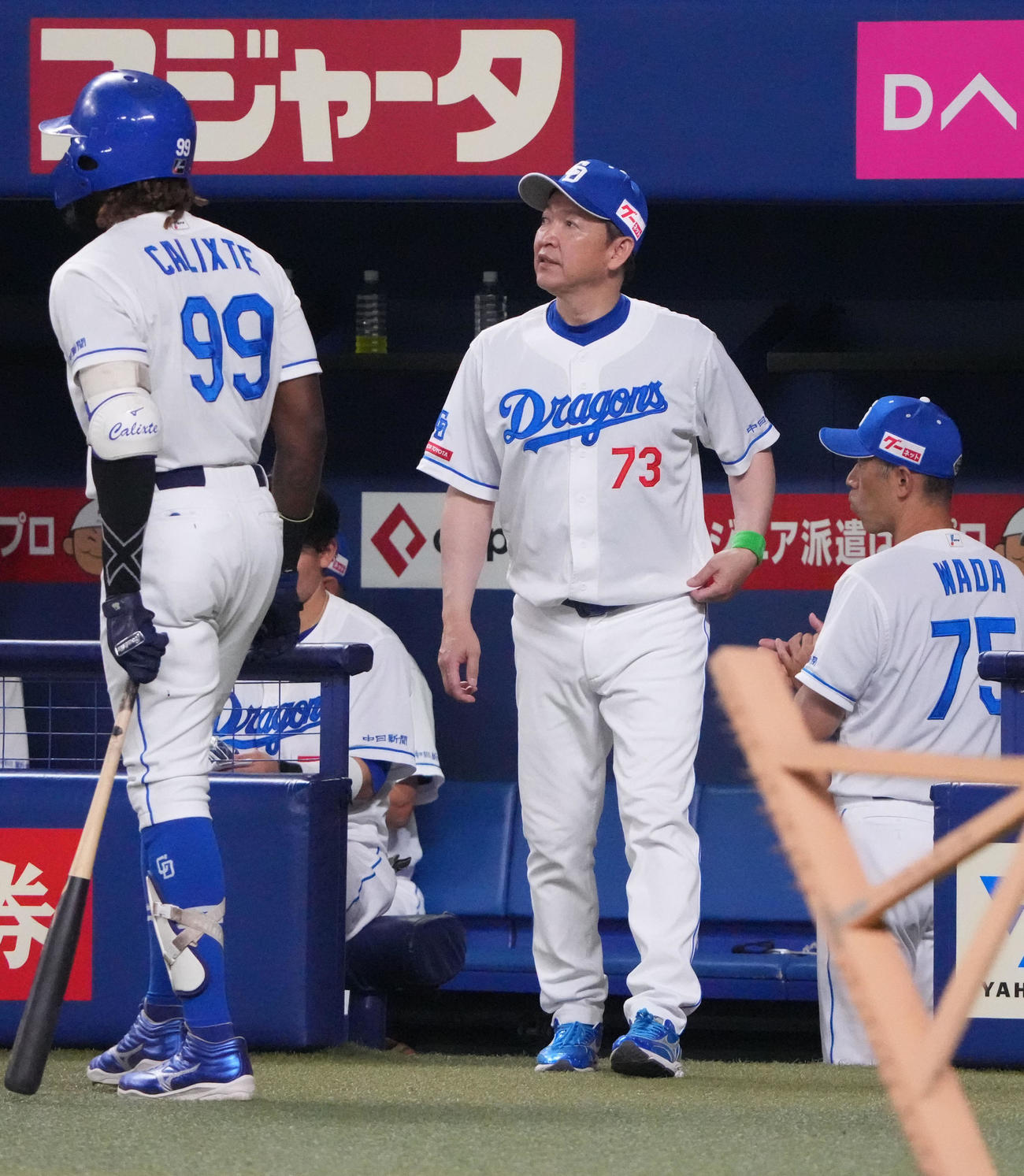 中日対ヤクルト　7回終了、選手交代を告げる立浪監督（中央）（撮影・森本幸一）