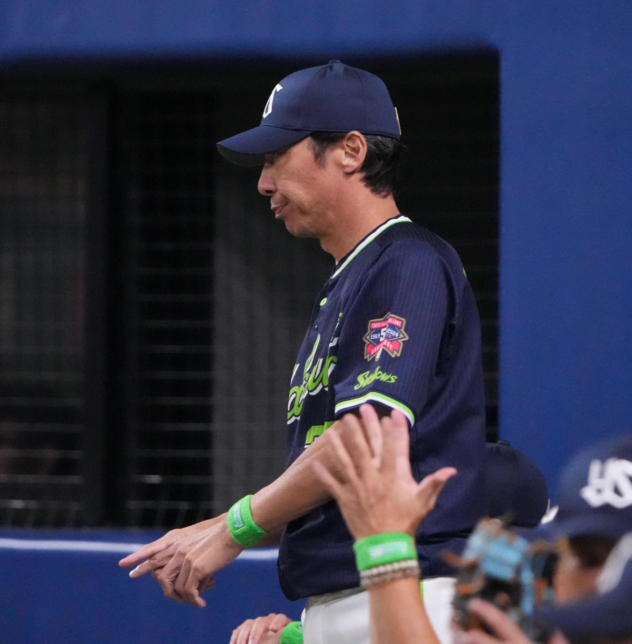 中日対ヤクルト　1回表ヤクルト2死二、三塁、オスナの遊ゴロ一塁アウトの判定にリクエストをする高津監督（撮影・森本幸一）