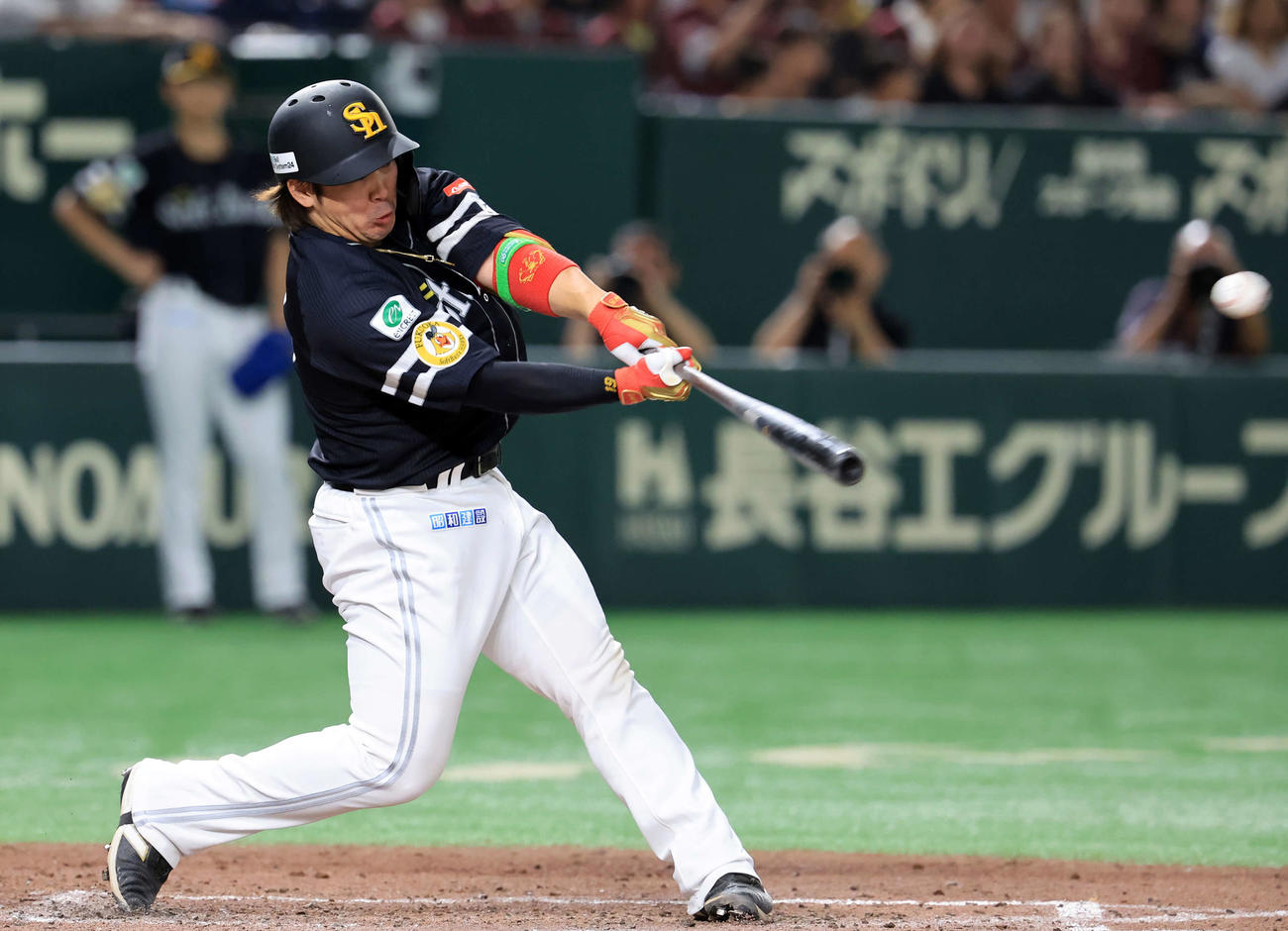 楽天対ソフトバンク　4回表ソフトバンク2死一塁、甲斐は中適時二塁打を放つ（撮影・浅見桂子）