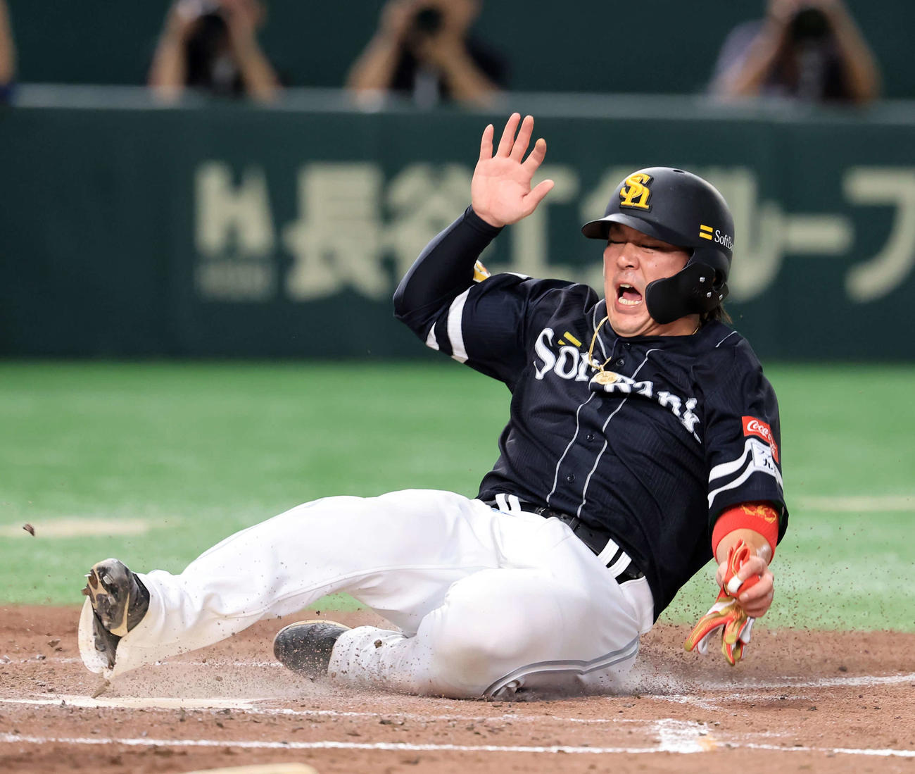 楽天対ソフトバンク　4回表ソフトバンク2死二塁、牧原の適時打で激走して生還する甲斐（撮影・浅見桂子）
