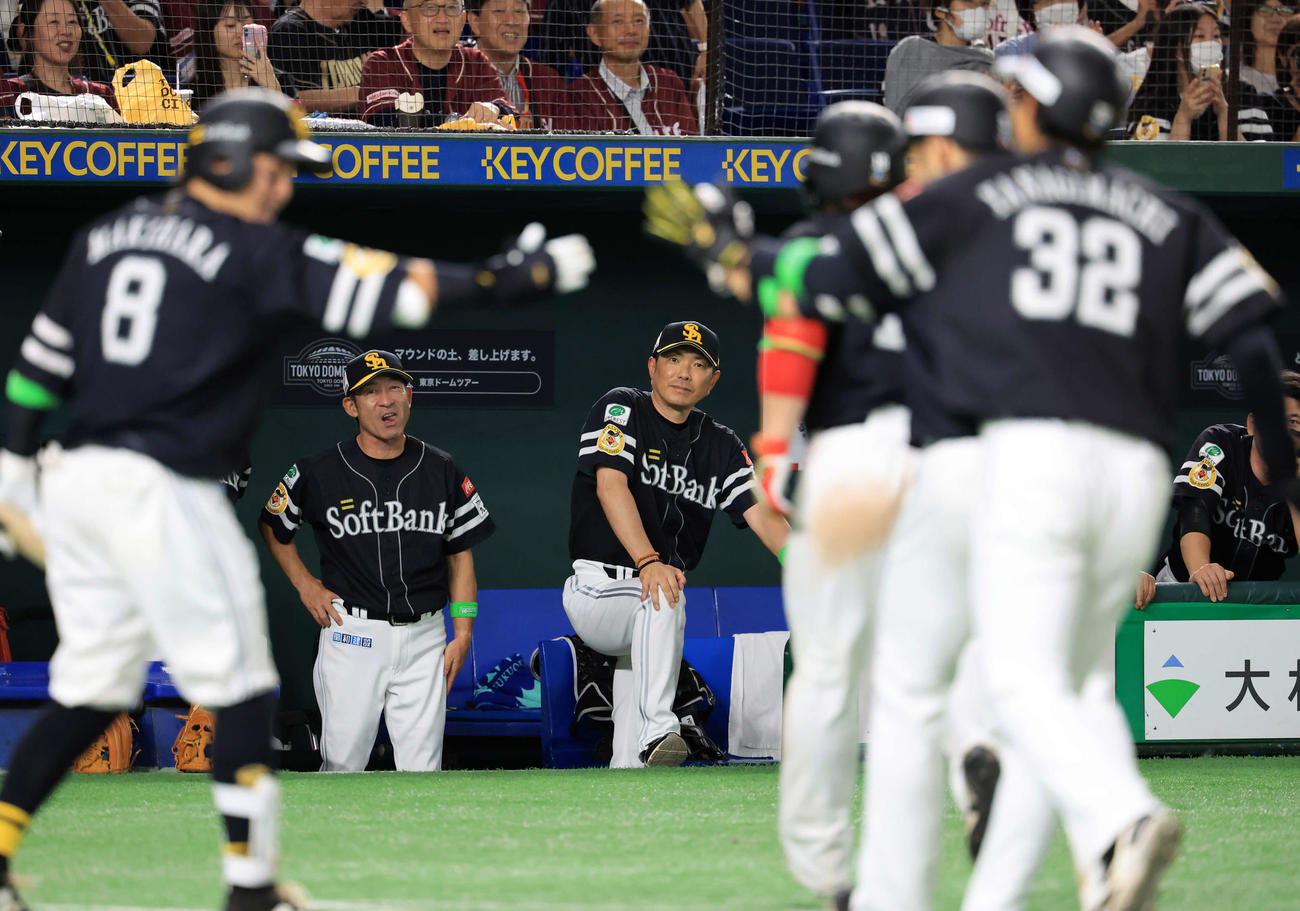 楽天対ソフトバンク　6回表ソフトバンク1死一、二塁、甲斐（右奥）が右越え3点本塁打を放ち、笑みを浮かべて見つめる小久保監督（中央）（撮影・浅見桂子）
