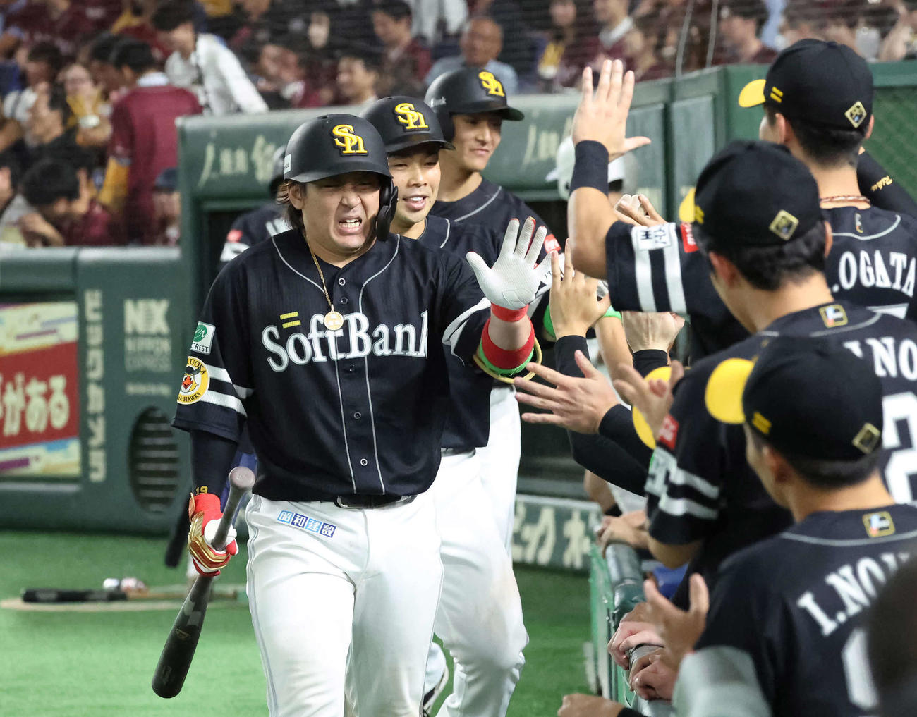 楽天対ソフトバンク　6回表ソフトバンク1死一、二塁、甲斐は3点本塁打を放ちナインの祝福を受ける（撮影・丹羽敏通）