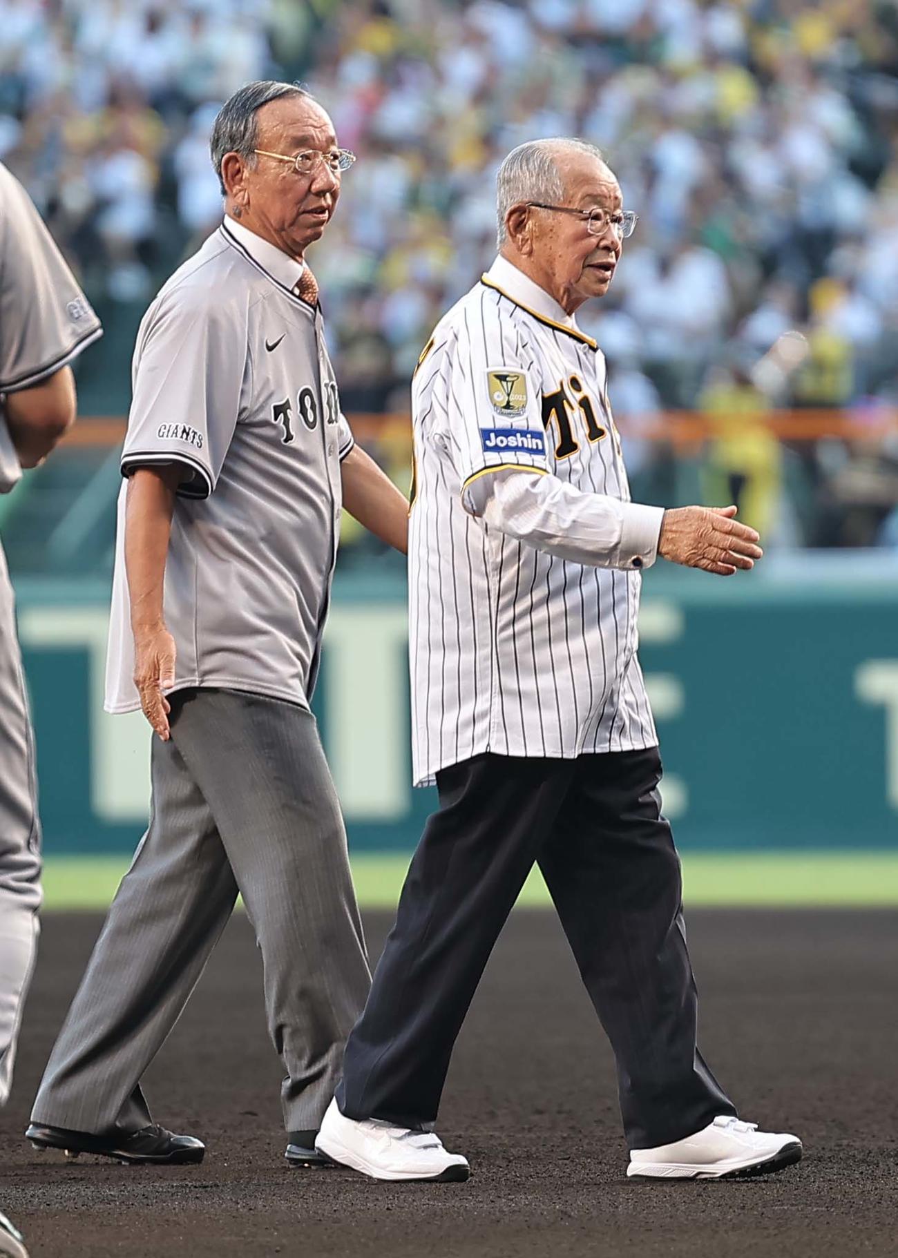 阪神対巨人　100周年のセレモニーで歌を披露するAI（撮影・上田博志）
