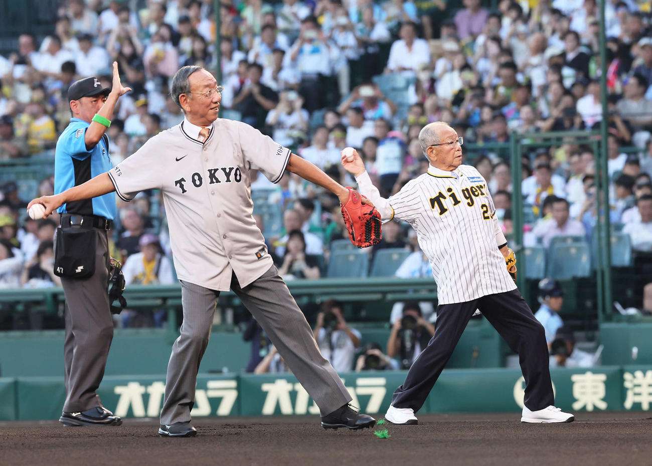 阪神対巨人　始球式を行った吉田氏（右）と堀内氏（撮影・足立雅史）