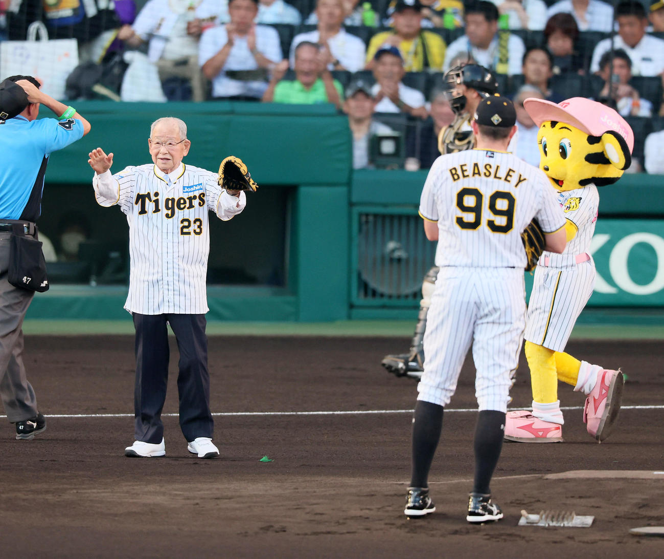 阪神対巨人　始球式を行った日刊スポーツ評論家の吉田義男氏（撮影・加藤哉）