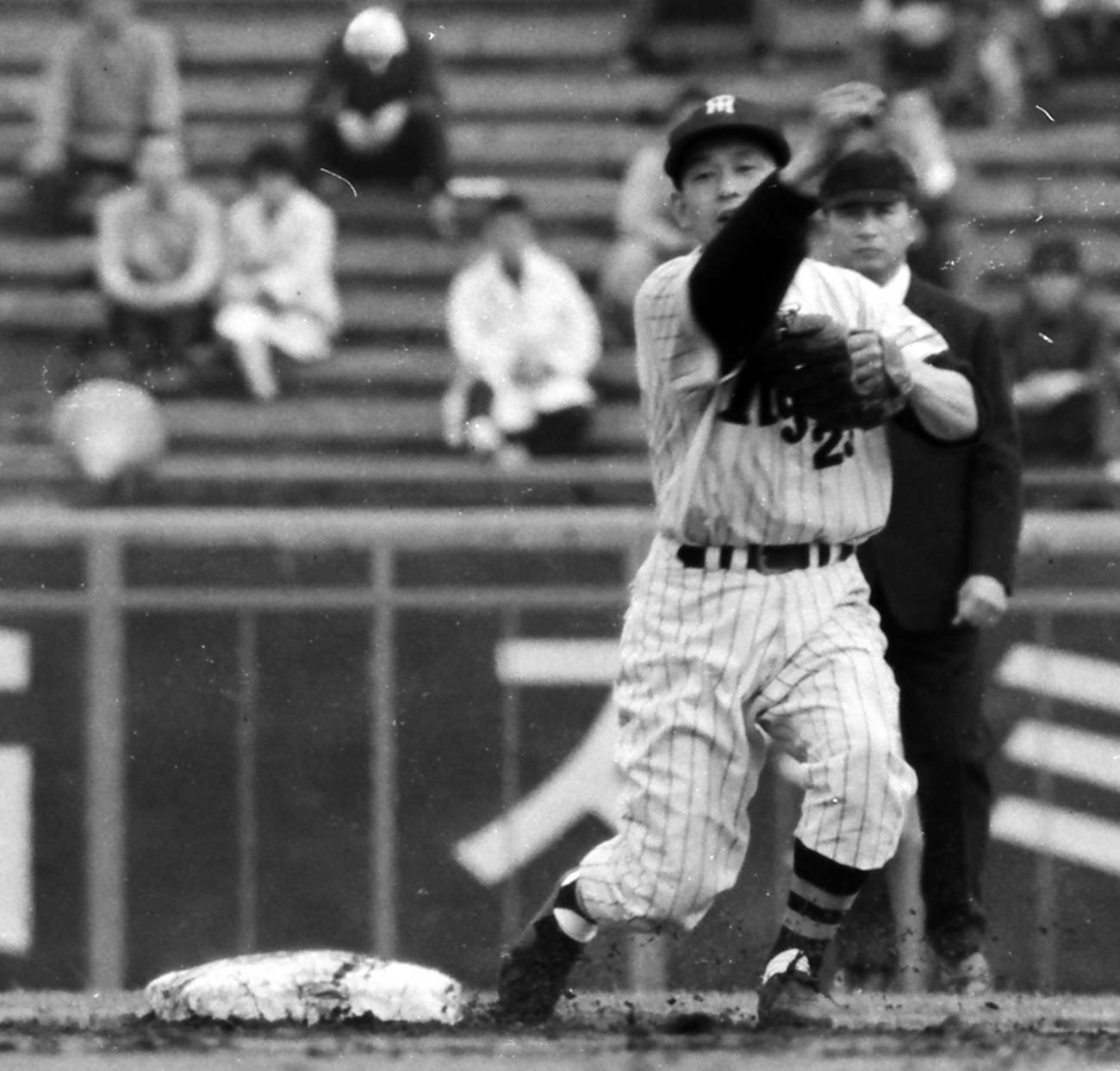 64年、阪神対巨人　一塁へ送球する吉田義男