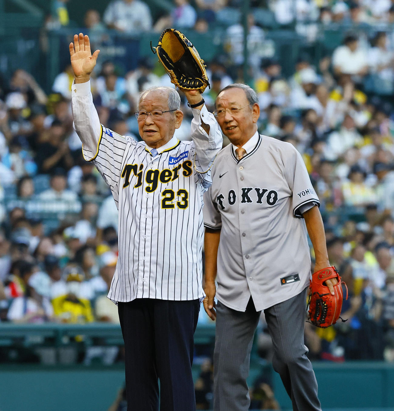 阪神対巨人　始球式を務めた阪神OBの吉田義男氏（左）と巨人OBの堀内恒夫氏（撮影・藤尾明華）
