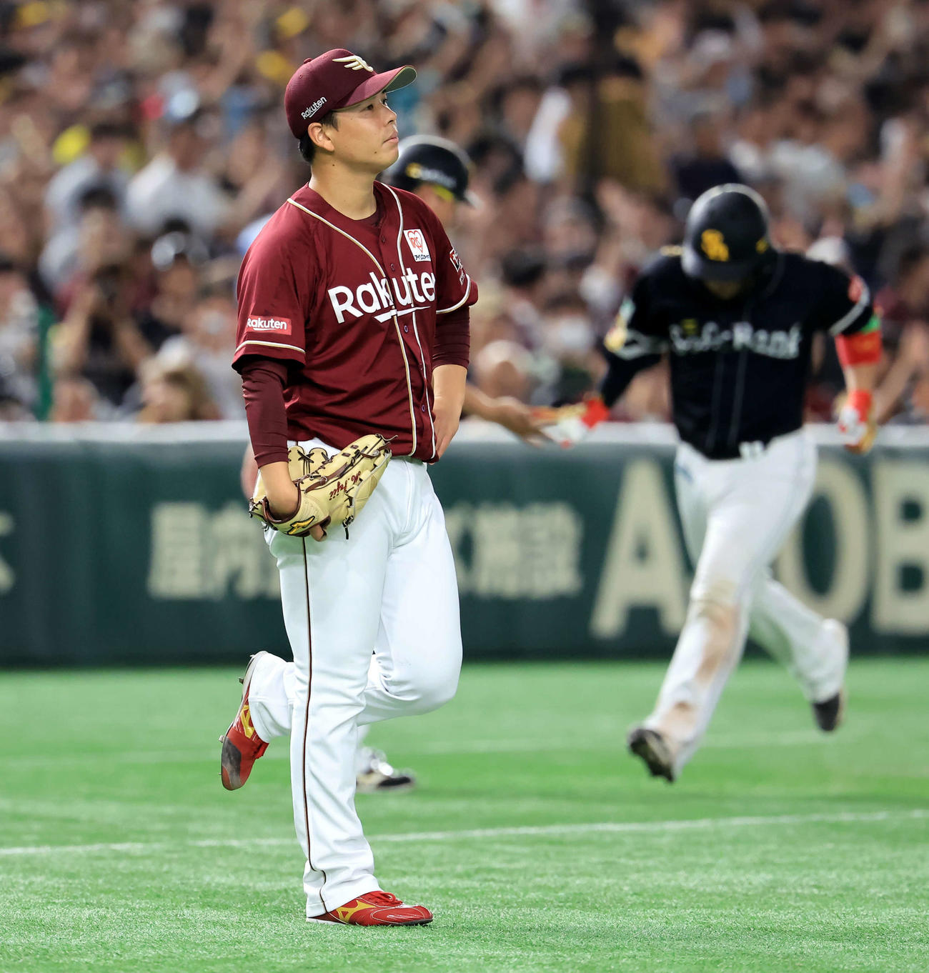 楽天対ソフトバンク　6回表ソフトバンク1死一、二塁、甲斐（後方）に右越え3点本塁打を許しぼう然とする藤井（撮影・浅見桂子）