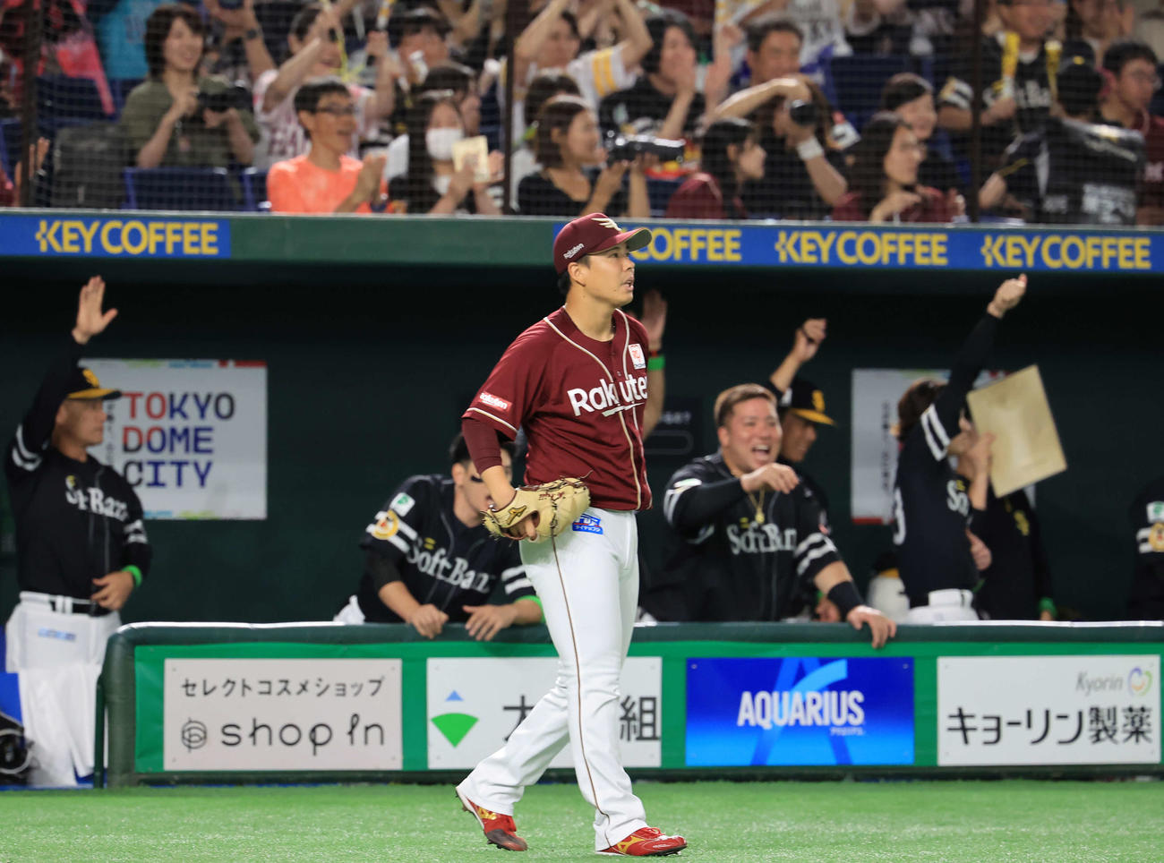 楽天対ソフトバンク　2回表ソフトバンク2死一塁、柳町に右適時三塁打を許した藤井（中央）は喜ぶソフトバンクベンチを背に悔しそうな表情（撮影・浅見桂子）